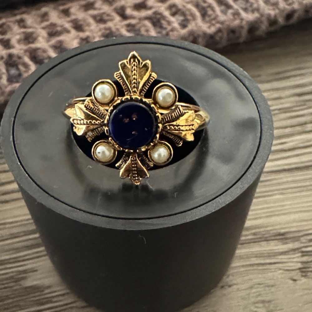 Avon Gold Ring with Black and Pearl Details - Picture 5 of 6